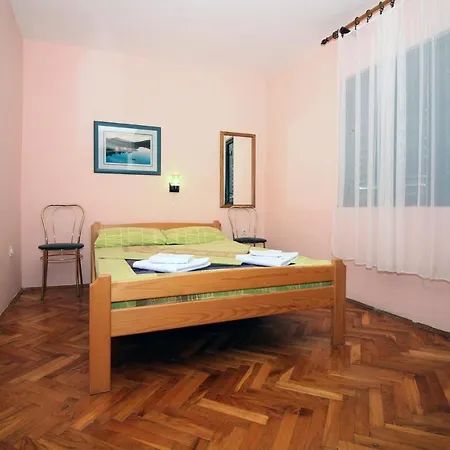 Holiday Serov - Four Bedroom Holiday Apartment Tisno