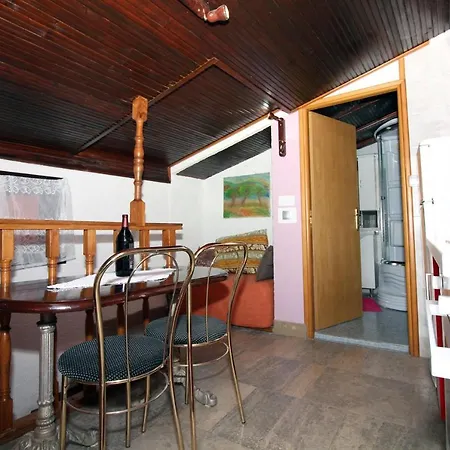 Holiday Serov - Four Bedroom Holiday Apartment Tisno