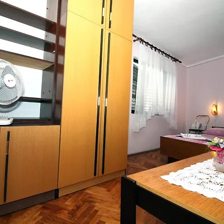 Holiday Serov - Four Bedroom Holiday Apartment Tisno