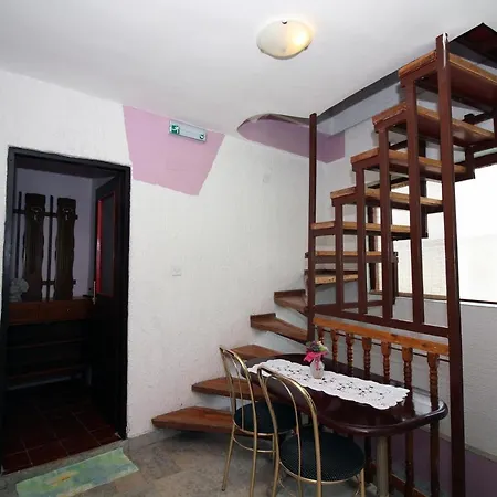 Holiday Serov - Four Bedroom Holiday Apartment Tisno