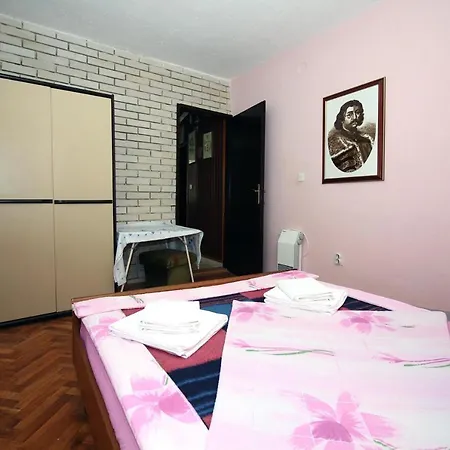 Holiday Serov - Four Bedroom Holiday Apartment Tisno