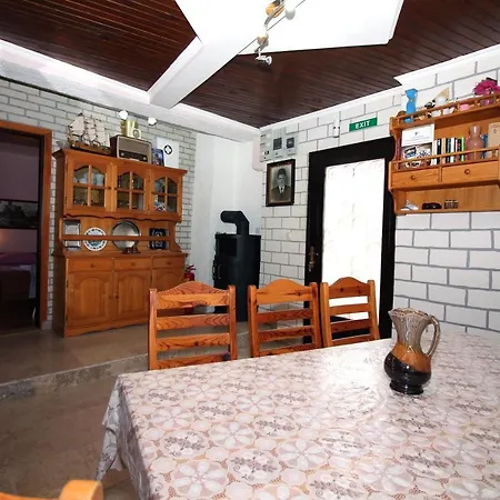 Apartment Holiday Serov - Four Bedroom Holiday Tisno