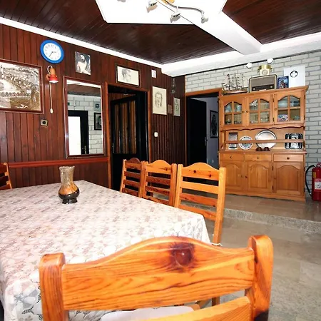Holiday Serov - Four Bedroom Holiday Apartment Tisno