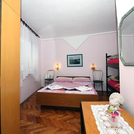 Apartment Holiday Serov - Four Bedroom Holiday Tisno