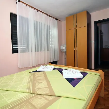 Holiday Serov - Four Bedroom Holiday Tisno